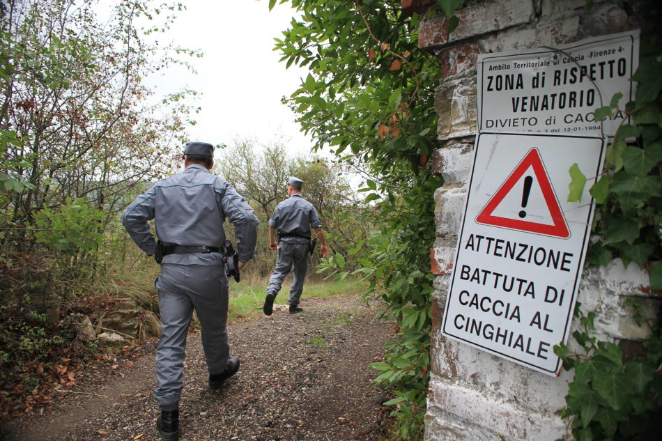 GERMOGLI PH: 2 OTTOBRE 2012 SESTO FIORENTINO MONTE MORELLO CEPPETO RUBRICA UNA GIORNATA CON IL CORPO FORESTALE DELLO STATO NELLA FOTO CONTROLLI BATTUTA DI CACCIA AL GINGHIALE LIBRETTO VENATORIO